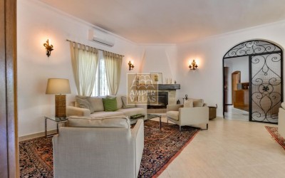 Exclusive villa in Altea offering complete privacy in a natural setting.