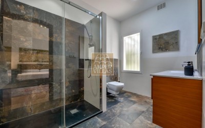 Exclusive villa in Altea offering complete privacy in a natural setting.