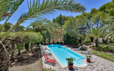 Exclusive villa in Altea offering complete privacy in a natural setting.