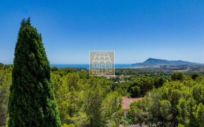 Exclusive villa in Altea offering complete privacy in a natural setting.