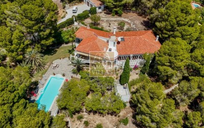 Exclusive villa in Altea offering complete privacy in a natural setting.